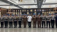 Personel Polri Satgas FPU 8 MINUSCA bersiap untuk misi perdamaian PBB di Afrika Tengah dalam upacara pelepasan. Kontingen ini akan bertugas menjaga stabilitas dan melindungi warga sipil.