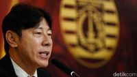 Kondisi rumput Jakarta International Stadium (JIS) yang dikeluhkan oleh Shin Tae-yong dan pemain Persija Jakarta, memicu perdebatan tentang standar infrastruktur sepak bola nasional.