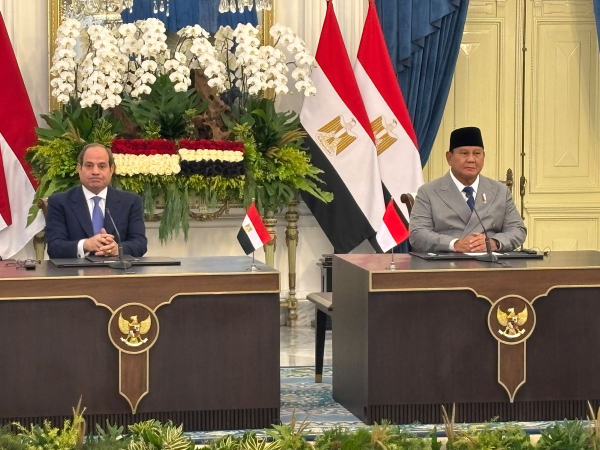 Presiden Republik Indonesia Prabowo Subianto (kanan) berdialog dengan Presiden Mesir Abdel Fattah El-Sisi dalam pertemuan bilateral yang bertujuan memperkuat kerja sama investasi dan ekonomi.