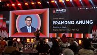 Gedung tinggi di Jakarta dengan nuansa sinematik, menyimbolkan ambisi ibu kota menjadi pusat perfilman regional.