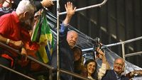Luiz Inácio Lula da Silva mengangkat tangan setelah memenangkan pemilihan presiden Brasil untuk periode ketiganya pada 30 Oktober 2022.