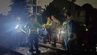 Petugas di lokasi kejadian setelah insiden tragis tabrakan KRL di Ciputat yang merenggut nyawa seorang mahasiswa.