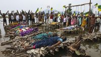 Ratusan warga suku melakukan protes di sebuah desa yang terendam banjir, menuntut penghentian proyek Ken Betwa di Madhya Pradesh, India, yang mereka tuding merendam permukiman dan situs budaya.