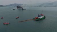 Tim tanggap darurat Pertamina memasang oil boom di sekitar Kapal KMP Batumandi yang terbakar untuk mencegah potensi pencemaran lingkungan di perairan.