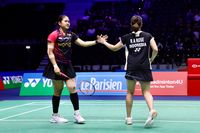 Pasangan ganda putri Indonesia, Rachel/Febi, berjuang di lapangan French Open.