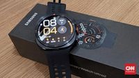 Samsung Galaxy Watch Ultra 2 menampilkan antarmuka pemantauan kesehatan yang detail, menyoroti desain tangguh dan siap untuk berbagai aktivitas ekstrem.