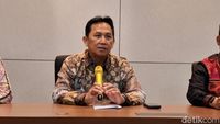 Ilustrasi Pegawai Negeri Sipil (PNS) sedang menerima gaji, dengan latar belakang kantor Kementerian Koperasi dan UKM.