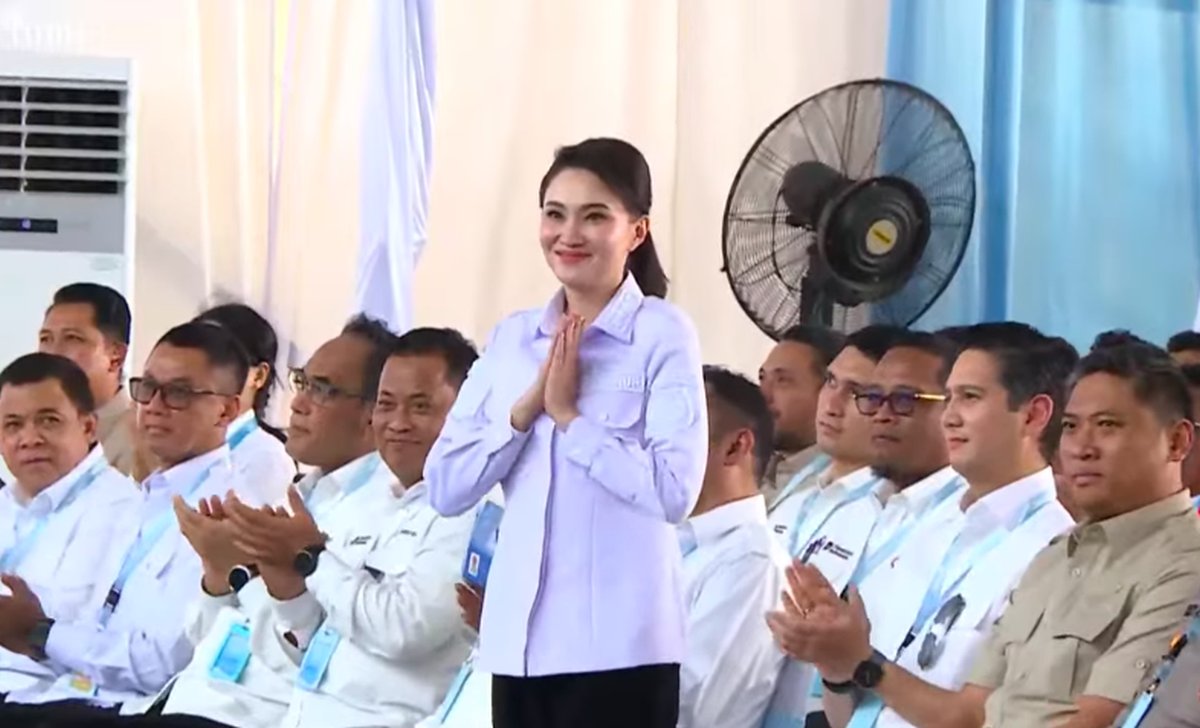 Presiden Prabowo Subianto disambut hangat oleh Gubernur Maluku Utara Sherly Tjoanda saat menghadiri peluncuran proyek hilirisasi nikel dan ekspor baterai kendaraan listrik di Kawasan Industri Weda Bay.
