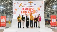 Pedagang UMKM kini lebih mudah mengekspor produknya ke Asia Tenggara melalui Program FLEXI Shopee, membuka peluang pasar regional yang lebih luas.