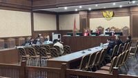 Sisprian Subiaksono, terdakwa kasus suap Bea Cukai Kemenkeu, terlihat emosional saat menyampaikan penyesalan di persidangan.