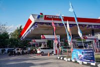 Petugas Pertamina tengah melayani pengisian bahan bakar di salah satu SPBU yang disiagakan untuk mendukung kelancaran Grand Prix MotoGP 2026 di jalur menuju Mandalika.