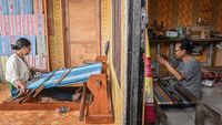 Para pengrajin di Desa Tawiri menenun kain ikat Tanimbar menggunakan pewarna alami, melestarikan tradisi dan menggerakkan ekonomi lokal.