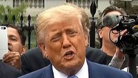Mantan Presiden AS Donald Trump (kiri) saat menyampaikan pidato terkait inovasi teknologi dan kecerdasan buatan, sebuah area yang kini menjadi sorotan dengan perubahan terminologi.