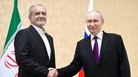 Presiden Rusia Vladimir Putin (kanan) dan Presiden Iran Masoud Pezeshkian berjabat tangan saat pertemuan bilateral yang membahas upaya perdamaian regional dan penguatan kerja sama strategis.