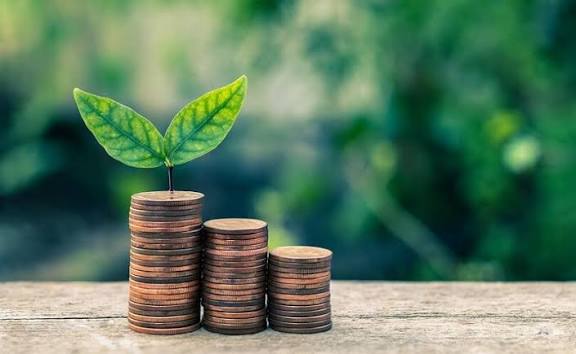 Seorang wirausahawan UMKM dengan produk inovatifnya, melambangkan semangat dan potensi bisnis lokal yang terus berkembang di era digital.