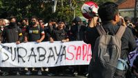 Petugas keamanan mengamankan massa aksi demonstrasi di tengah sorotan LBH dan KontraS terkait dugaan kriminalisasi.