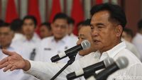Menteri Hukum dan HAM (Menkumham) Yusril Ihza Mahendra saat akan memimpin rapat koordinasi terkait temuan 'klaster mewah' dan penanganan narkotika di Lapas Cibinong.