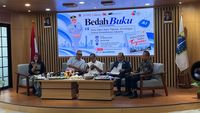 Wali Kota Iin Mutmainnah meluncurkan buku 'Satu Data' yang mengulas potensi kecerdasan buatan untuk perbaikan data bantuan sosial.