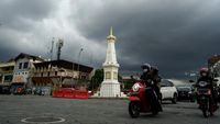 Suasana mendung menyelimuti kawasan perkotaan, mengindikasikan potensi hujan sesuai prakiraan cuaca dari BMKG.